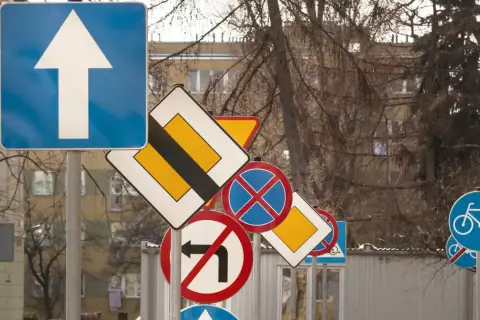 Kto stawia znaki drogowe? Na tym zdjęciu widzimy ich mnóstwo: zakaz skrętu, pierwszeństwo, postój, ścieżka rowerowa i inne.