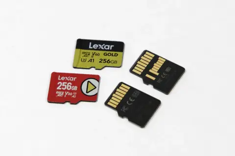 Dwie karty Lexar 256GB, jedna czerwona V30 A2, druga żółta V60 A1. Idealne, by nagrywać w 4K.