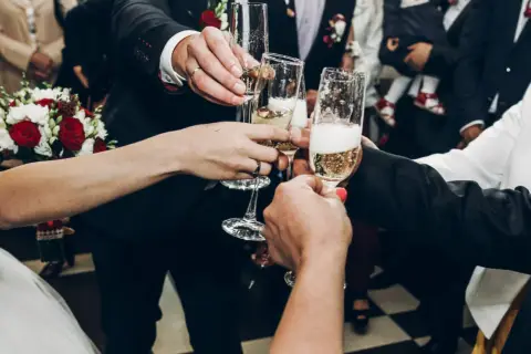 Ile wódki na wesele? Kalkulator, zasady i ile kupić