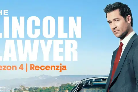 Mickey Haller, prawnik z Lincolna, w garniturze i czerwonym krawacie, na tle błękitnego nieba i kalifornijskiego wybrzeża.