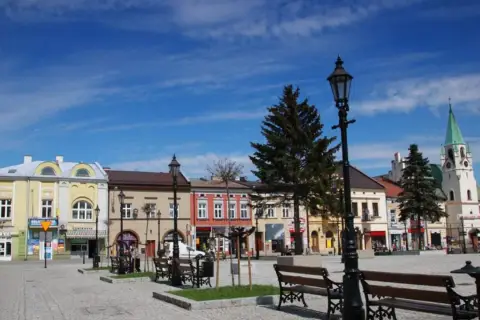 Rynek w miasteczku z browarem Okocim. Kolorowe kamieniczki, kościół i ławki zapraszają do odpoczynku.