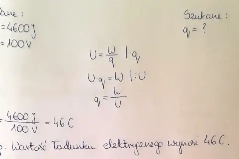Obliczenia prądu elektrycznego: W=4600J, U=100V, q=46C. Wzory i wynik.