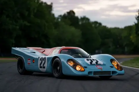 Legenda wyścigowa Porsche 917 w barwach Gulf, z numerem 22, gotowa do startu na torze.