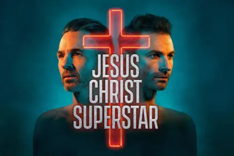 Två ansikten, som spegelbilder, flankerar ett neonkors. Texten "JESUS CHRIST SUPERSTAR STOCKHOLM" lyser i silver.