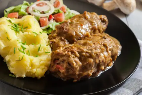 Roladki ze schabu z pieczarkami w sosie, podane z purée ziemniaczanym i sałatką. Pyszny obiad!