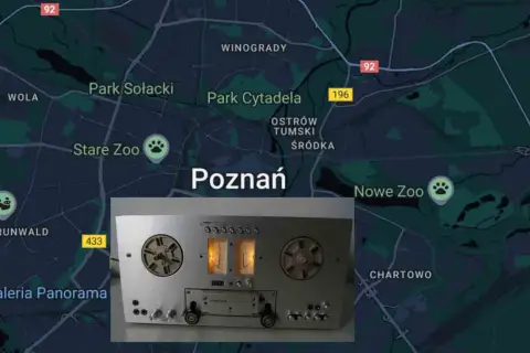Stary magnetofon szpulowy na tle mapy Poznania, z zaznaczonymi dzielnicami jak Grunwald, Wola, Stare Zoo i Nowe Zoo.