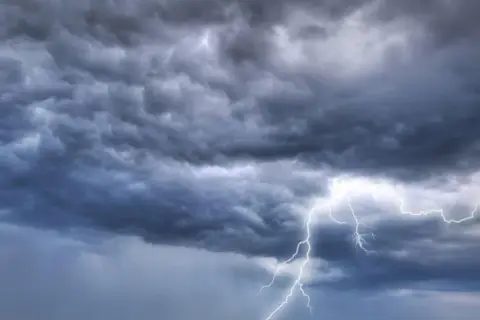 Burza z piorunami. Ciemne chmury zapowiadają zmianę pogody, wpływając na ciśnienie atmosferyczne dzisiaj i samopoczucie.