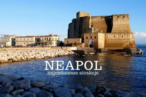 Zamek Castel dell'Ovo w Neapolu nad wodą, z budynkami w tle.