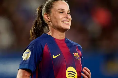 Piłkarka FC Barcelona z uśmiechem na twarzy, marząca o zdobyciu złotej piłki kobiet.
