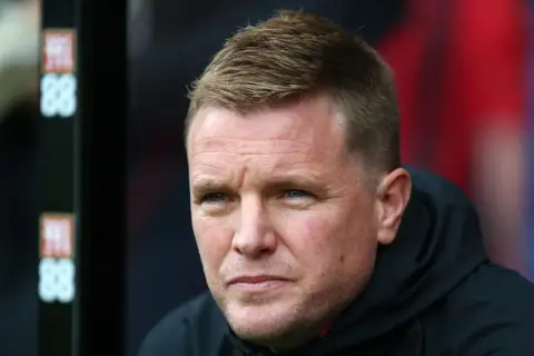 Eddie Howe, trener Newcastle, zamyślony podczas meczu.