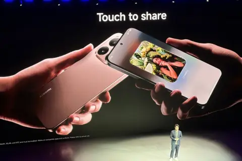 Dwie dłonie trzymają telefony Xiaomi, gotowe do udostępnienia zdjęcia. Interfejs MIUI pokazuje "Connecting" na ekranie.