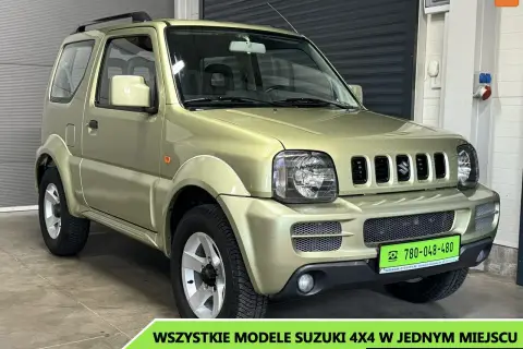 Złoty Suzuki Jimny 4x4 stoi w garażu. Idealny do terenu, ten kompaktowy SUV czeka na przygodę.