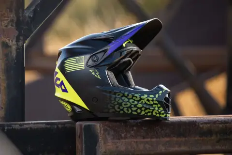 Casco da moto per bambini, nero con dettagli leopardati verdi e bandiera americana gialla. Disponibile in varie taglie.
