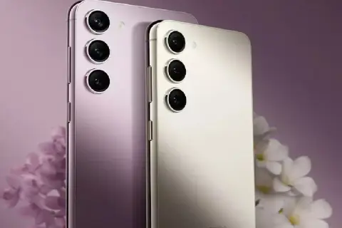 Dwa telefony Samsung z dobrym aparatem, jeden fioletowy, drugi kremowy, na tle kwiatów.