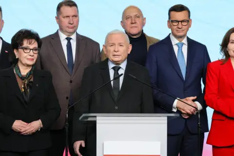 Jarosław Kaczyński przemawia, otoczony przez polityków PiS. Czy wewnątrz PiS dojdzie do rozłamu przed najbliższymi wyborami?
