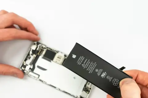 Wymiana baterii iPhone jest potrzebna, gdy jej kondycja spada. Widać tu proces wymiany.