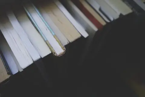 Grzbiet książki, jak ścieżka życia, sugeruje determinizm. Każda strona to kolejny krok, nieuchronny bieg zdarzeń.
