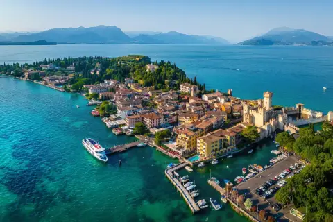 Vue aérienne de Sirmione, une ville pittoresque sur le lac de Garde, avec son château médiéval et ses eaux turquoise.