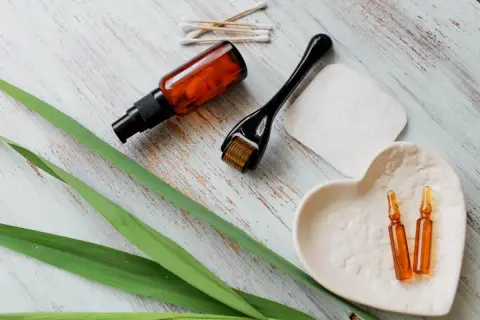 Zestaw do pielęgnacji: serum z **retinolem**, roller, ampułki i waciki. Skóra odzyska blask!