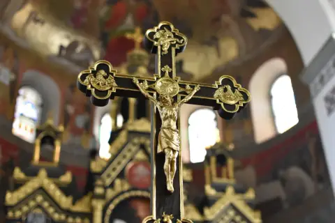 Złoty krucyfiks w kościele, symbol wiary i nadziei, przypomina o nabożeństwie 9 pierwszych piątków miesiąca.