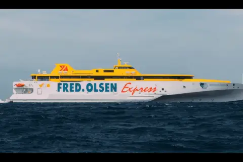 Prom Fred. Olsen Express płynie po oceanie, łącząc Teneryfę z Gran Canarią.