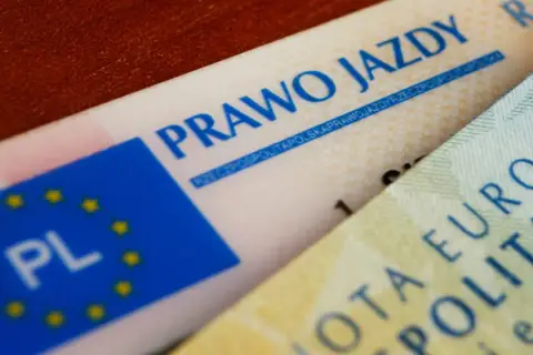 Zbliżenie na polskie prawo jazdy z kodem 96. Widoczny fragment dokumentu z napisem "PRAWO JAZDY" i flagą UE z oznaczeniem "PL".