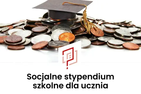 Stos monet i biret symbolizują stypendium szkolne. To szansa na wsparcie edukacji ucznia.