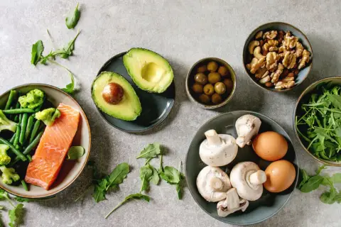 Składniki na dietę keto: łosoś, warzywa, awokado, jajka, grzyby, orzechy i oliwki. To właśnie keto co to za dieta?