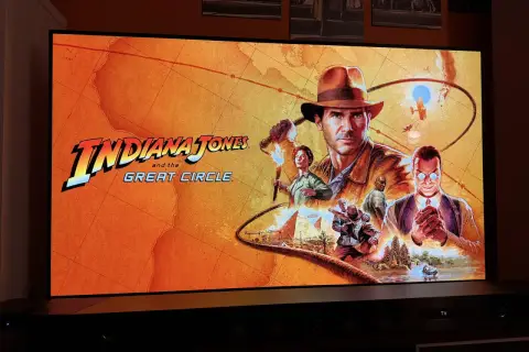 Indiana Jones and the Great Circle – gra, która spełni wymagania fanów przygód! Na ekranie tytuł gry z Indianą i jego towarzyszami.