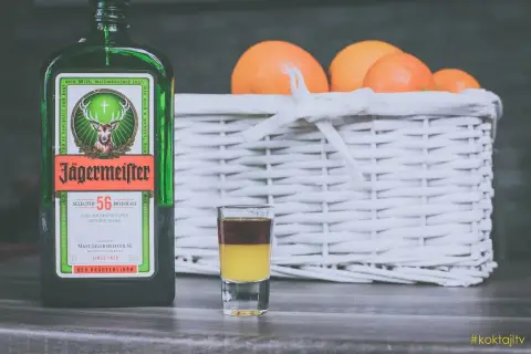 Butelka Jägermeister, kieliszek z warstwowym shotem i koszyk z pomarańczami. Idealny zestaw na wieczór z przyjaciółmi. #koktajltv