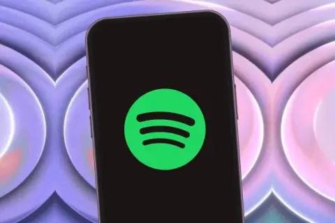 Telefon z logo Spotify, zapowiadający jakość dźwięku spotify hifi. Tło w odcieniach fioletu i różu.
