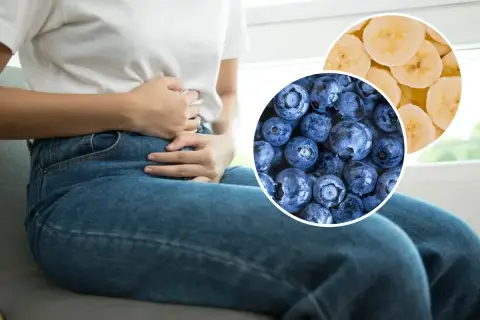 Osoba z bólem brzucha, wskazująca na potencjalne problemy z trawieniem. W tle jagody i plasterki banana – naturalne sposoby na biegunkę.