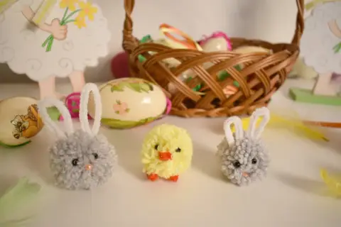 Urocze zajączki wielkanocne zrobione samemu, obok kurczaczka i koszyka z pisankami.