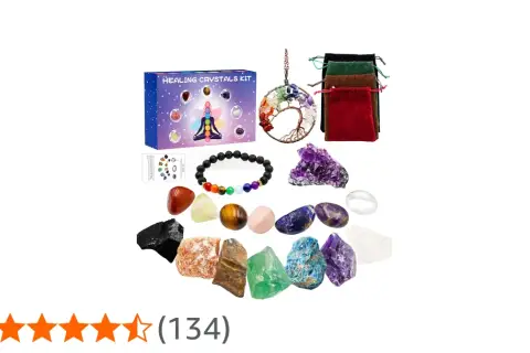 En uppsättning månads kristaller med en chakrabrandsmycke, armband och olika stenar.