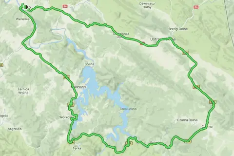 Mapa z zaznaczoną zieloną trasą wokół Jeziora Solina. To mała pętla bieszczadzka trasa, która prowadzi przez malownicze tereny.