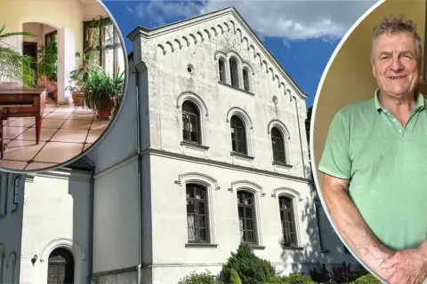 Mężczyzna przed zabytkowym budynkiem, który ma co najmniej 100 lat. Wnętrze z pianinem i roślinami.