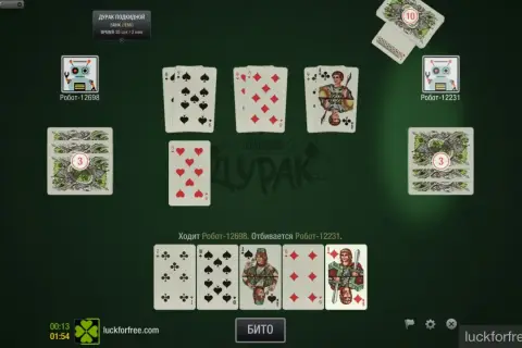 Gra w "Duraka". Roboty grają w karty, jeden próbuje się bronić, drugi atakuje.