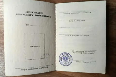 Stara legitymacja specjalisty wojskowego z miejscem na zdjęcie i pieczęcią jednostki.