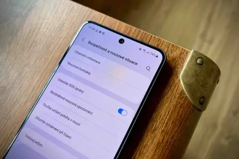 Ustawienia telefonu Samsung: włączony alarm sos, opcje bezpieczeństwa i sytuacji awaryjnych.