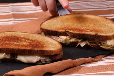 Deux croque montagnards gourmands, pain grillé, fromage fondant et oignons caramélisés. Un délice réconfortant.