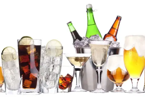 Różnorodne drinki i piwa, zastanawiasz się, ile kieliszków to pół litra? Odpowiedź zależy od wielkości kieliszka!