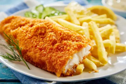 Chrupiąca ryba w panierce z frytkami i cytryną. Idealny posiłek na szybki lunch.