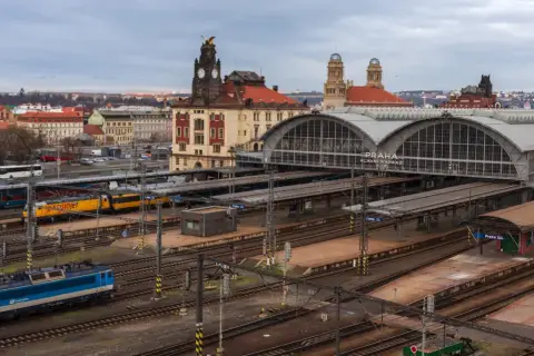 Widok na Dworzec Główny w Pradze, gdzie można sprawdzić czeskie koleje rozkład jazdy. Widać pociągi i zabytkową architekturę.