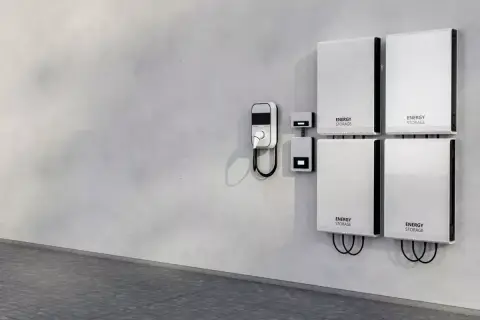 Nowoczesny bank energii 5kW na ścianie, obok ładowarka EV.