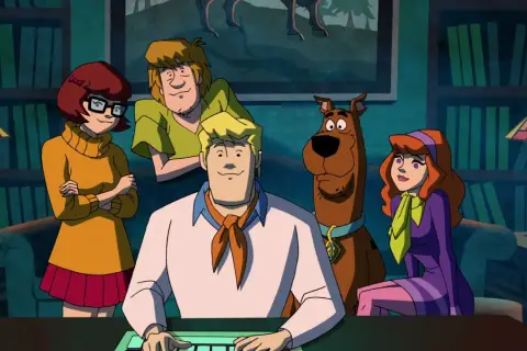 Fred, Daphne, Velma, Shaggy i Scooby-Doo w bibliotece, gotowi na kolejną zagadkę.