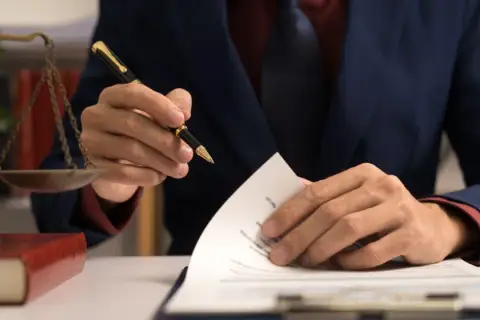 Jakie dokumenty są potrzebne do przepisania działki u notariusza?