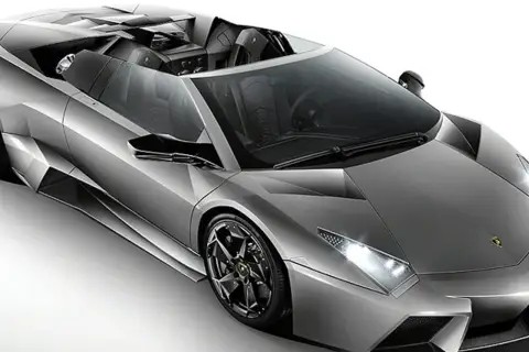 Srebrny, otwarty Lamborghini Reventon z czarnymi felgami i wnętrzem, gotowy do jazdy.