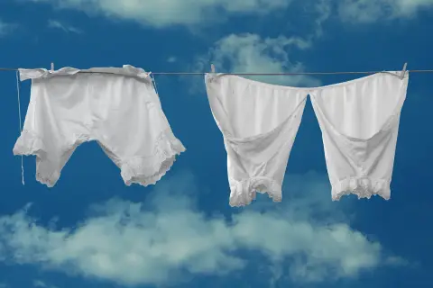 Białe, koronkowe majtki suszą się na tle błękitnego nieba. Jakie sny o wolności przyniesie ten widok?