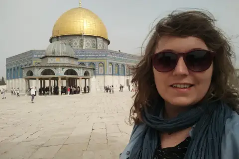 Uśmiechnięta kobieta na tle Kopuły na Skale w Jerozolimie. Niezapomniana wycieczka do Izraela.