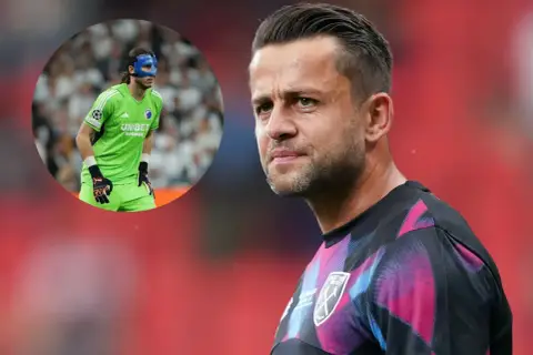 Bramkarze reprezentacji Polski: Wojtek Szczęsny i Kamil Grabara w masce ochronnej.